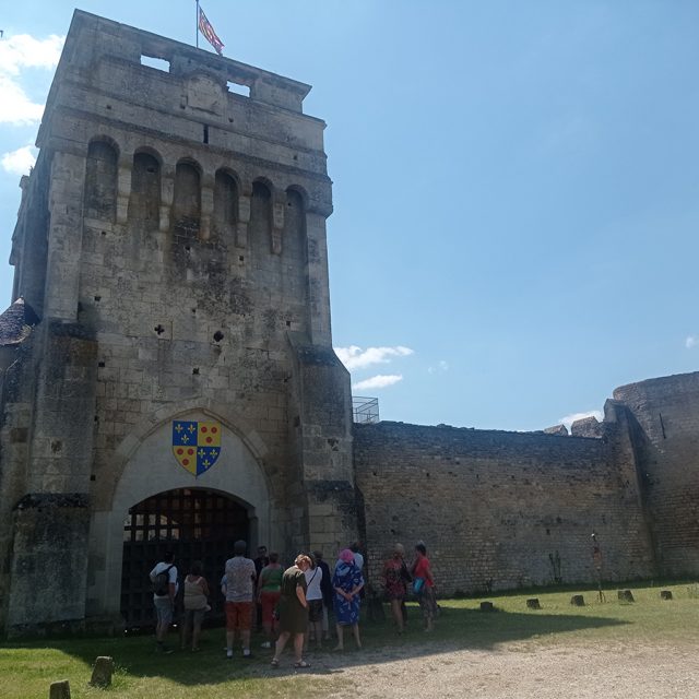 Coin seniors : sortie au château de Druyes-les-Belles-Fontaines