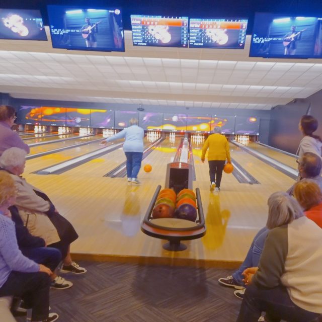 Balade au centre ville de Nevers puis bowling