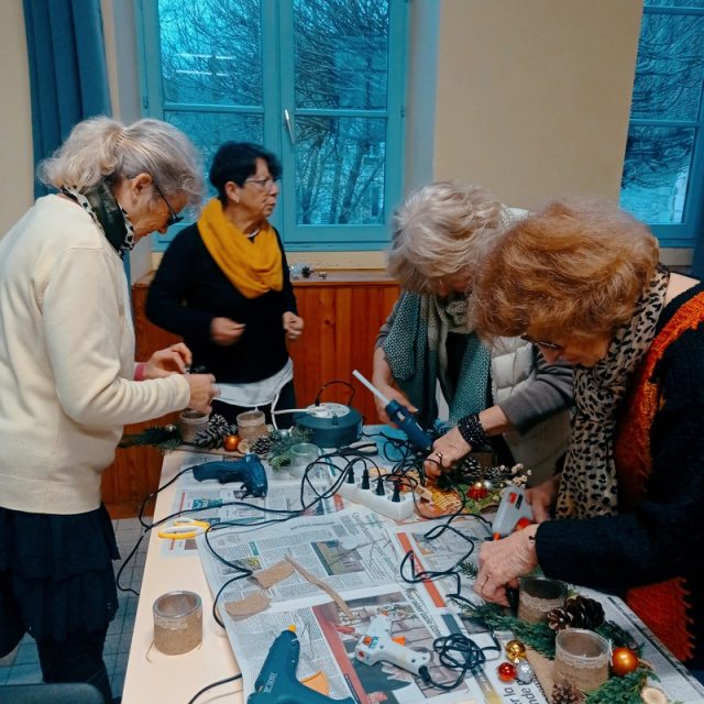 Atelier créatif, création d&rsquo;un centre de table pour Noël
